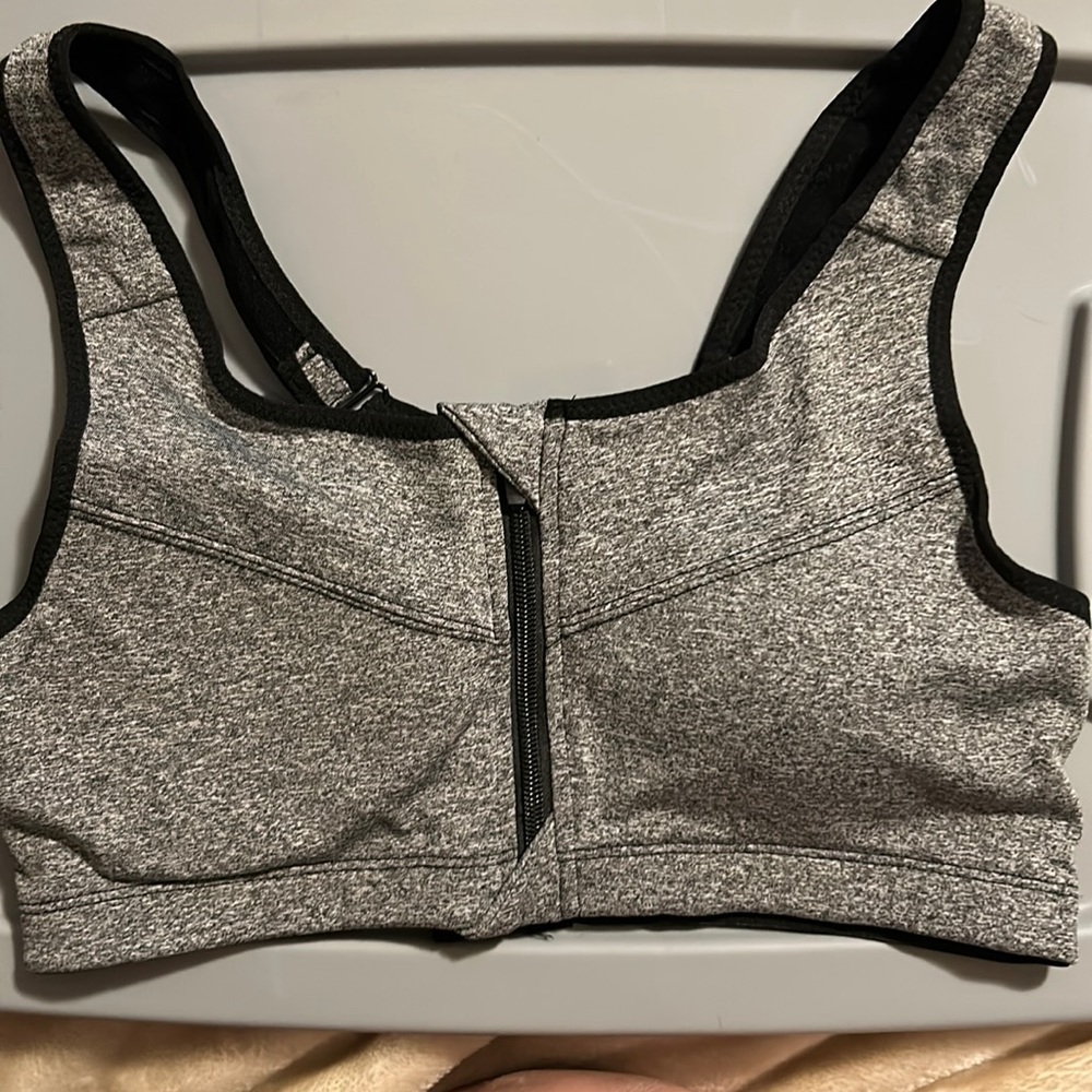 Front zip sports bra size XL